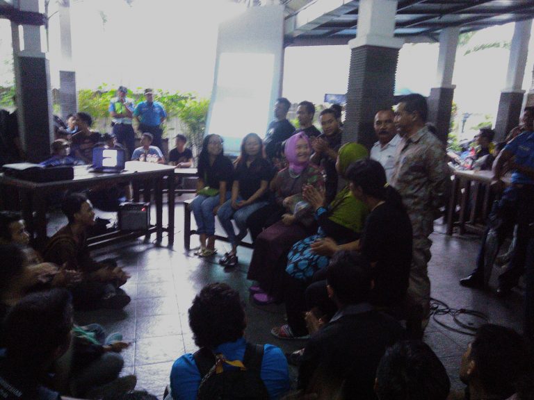 Rektor UGM Mendatangi Kantin Humaniora