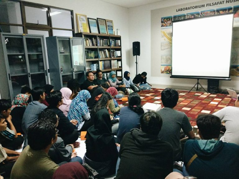 Konsep Monokultur dalam film Asimetris