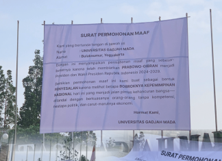 Resah atas Kondisi Bangsa, Mahasiswa UGM Bentangkan Spanduk Berisi Permintaan Maaf